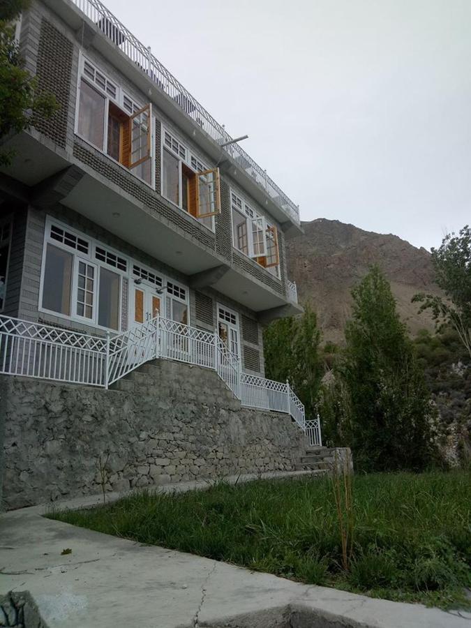 Hunza Holiday Inn Karimabad  Exterior photo